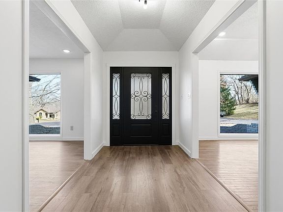 4th image of 1038 N Woodland Ct
