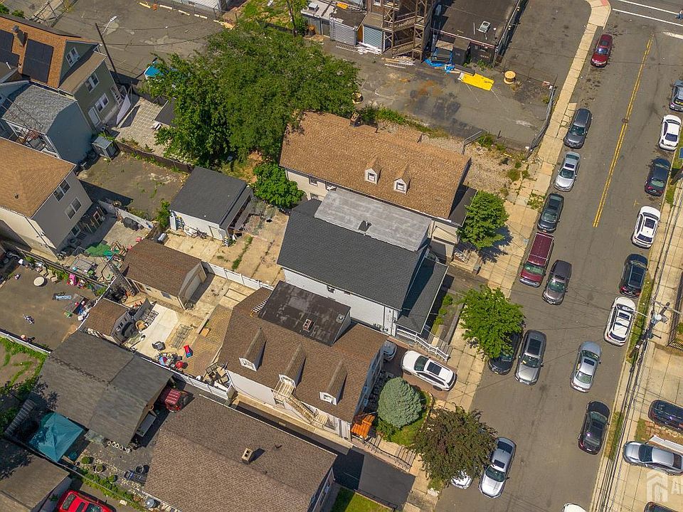 1st image of 946 Emma St
