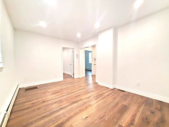 4th image of 19 Jeraldo St Floor 1