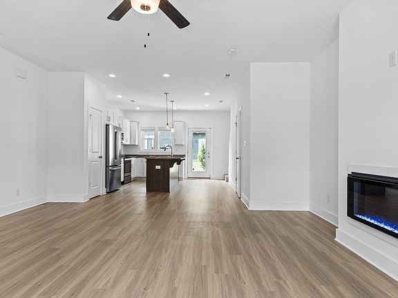 3rd image of 124 English Commons Dr
