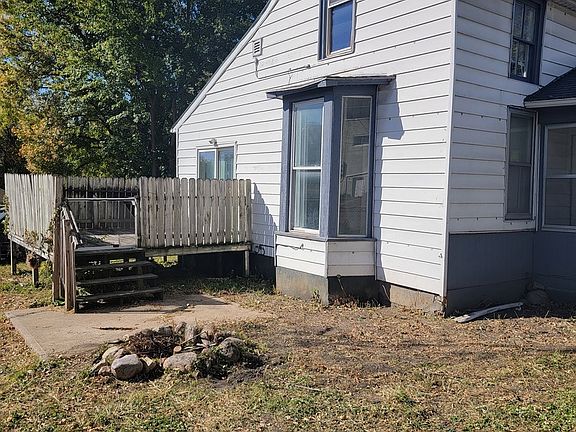 3rd image of 910 E 11th St