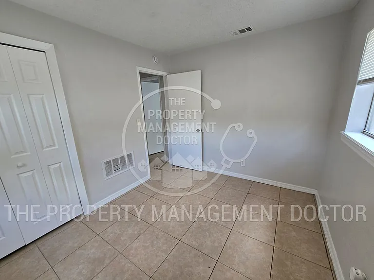 4914 S 84th St — Photo 14