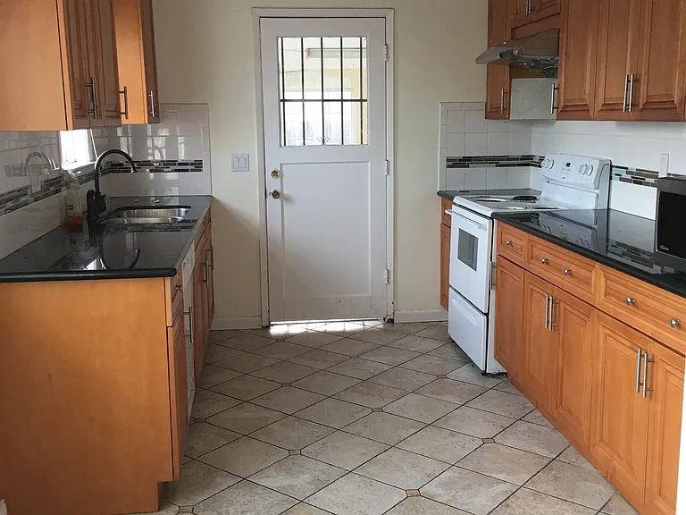 571 Gridley St — Photo 3