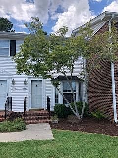 beautifully maintained quiet neighborhood