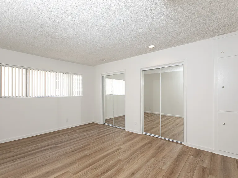 Brentwood Crown Towers — Photo 12
