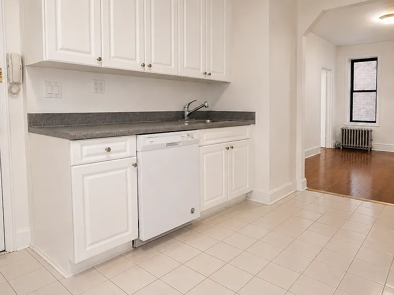 241 E 38th St #3D — Photo 1