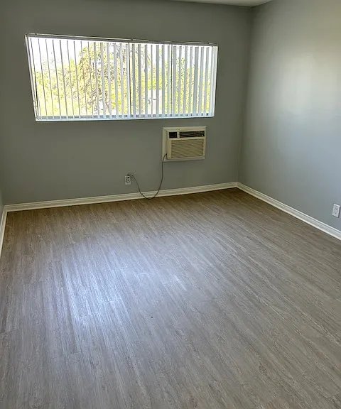 Rossmore Apartments — Photo 10