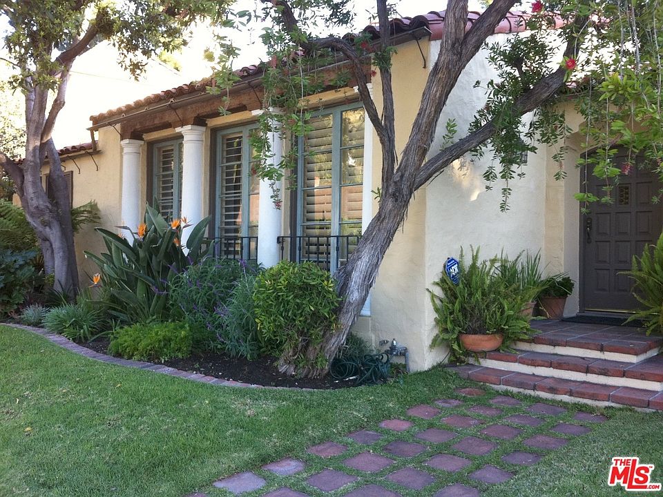 1st image of 2734 N Beachwood Dr