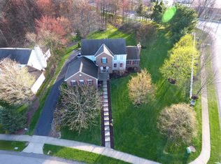 1001 Whispering Woods Dr, Coraopolis, PA 15108