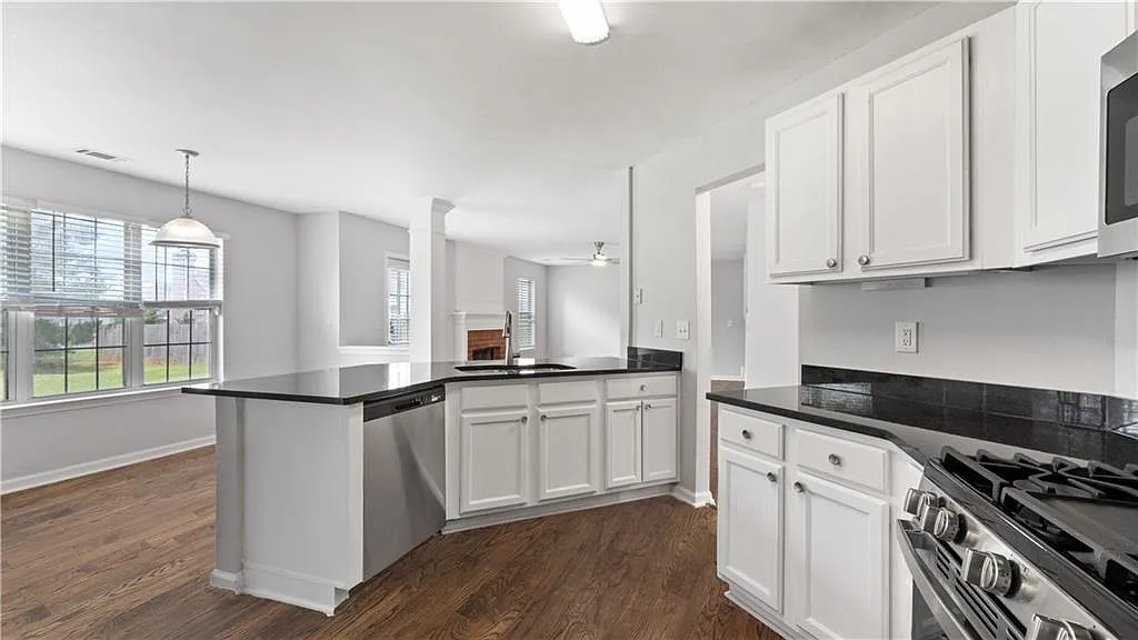 4 bed, 2.5 bath, 2816 sqft, $2,550 — Photo 4