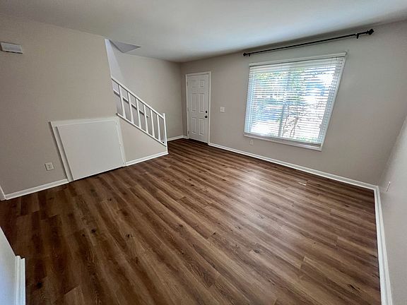 4th image of 605 Picadilly Sq