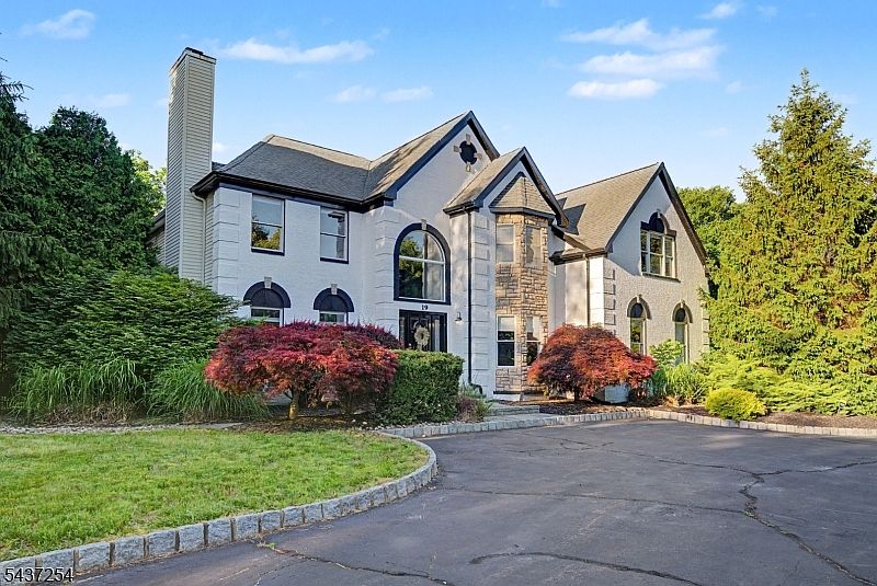 1st image of 19 Trout Brook Ln