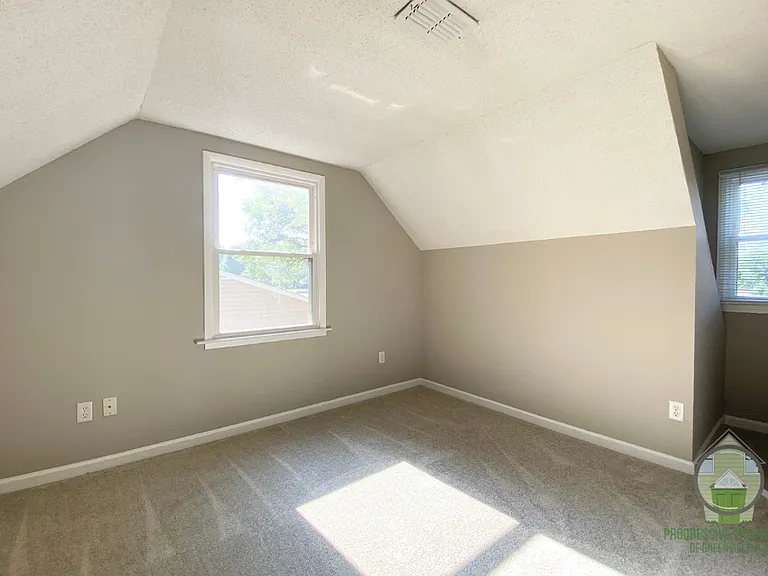 105 Osmond Dr — Photo 10