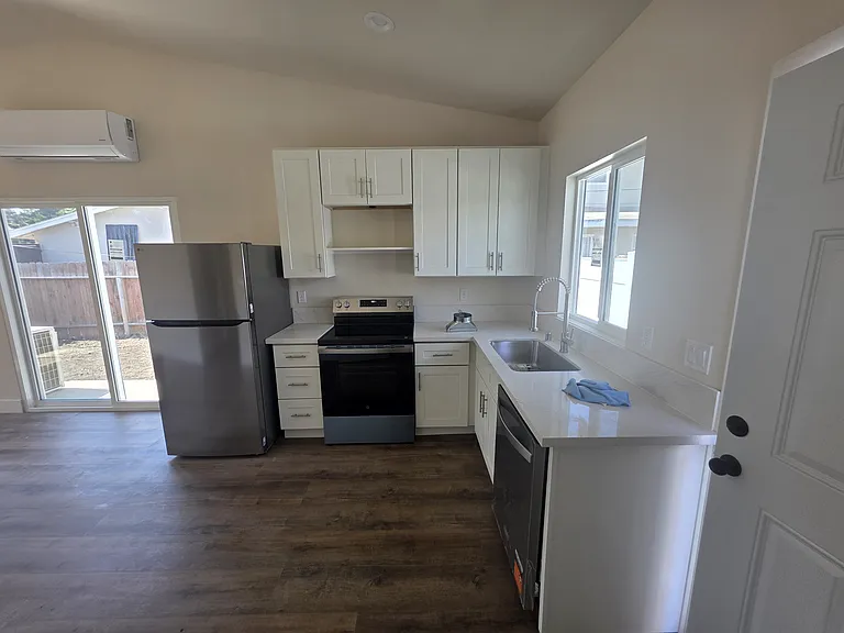 1004 S — Photo 2