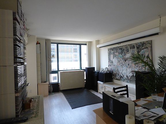 2nd image of 1 Irving Pl APT V14b