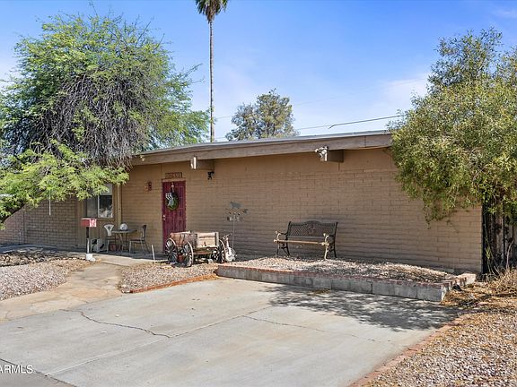 3rd image of 3739 E POINSETTIA Drive