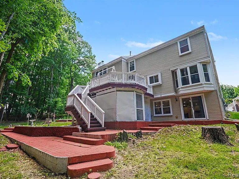 425 Thornridge Ct — Photo 32