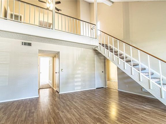 5th image of 2037 Clubview Dr