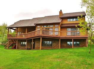 7495 Parkwood Dr, Fenton, MI 48430