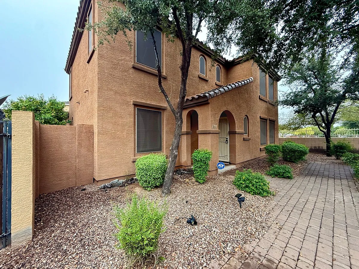 3 bed, 2.5 bath, 1884 sqft, $2,200 — Photo 2