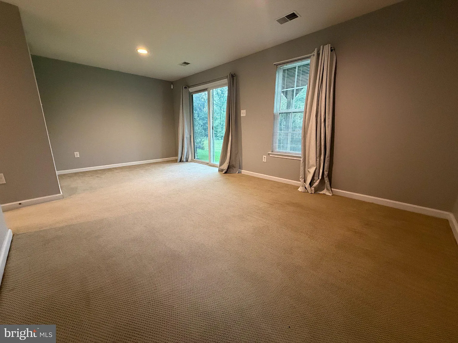 3 bed, 2.5 bath, 1720 sqft, $2,600 — Photo 2