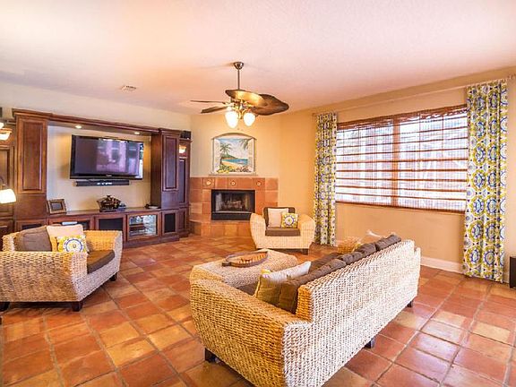 Family rm off kitchen