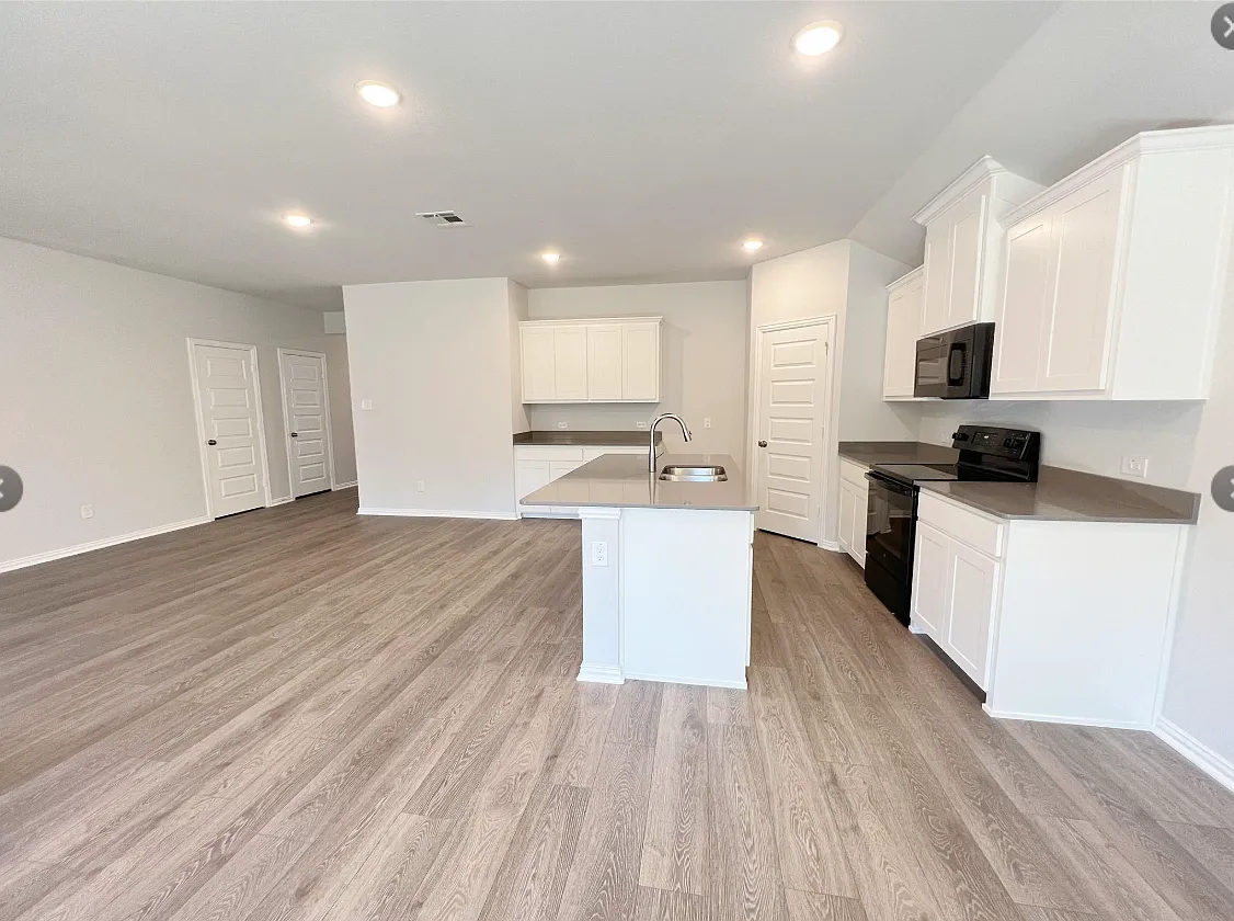 4 bed, 2015 sqft, $1,999 — Photo 2