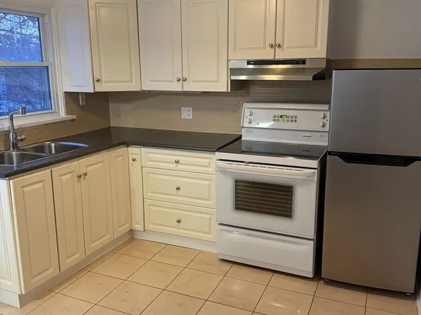 160 Welland Ave Floor 2, Saint Catharines, ON L2R 2N6