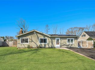 20 Plaza Ln, Selden, NY 11784
