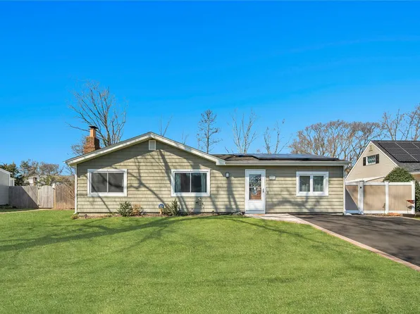 20 Plaza Lane, Selden, NY 11784