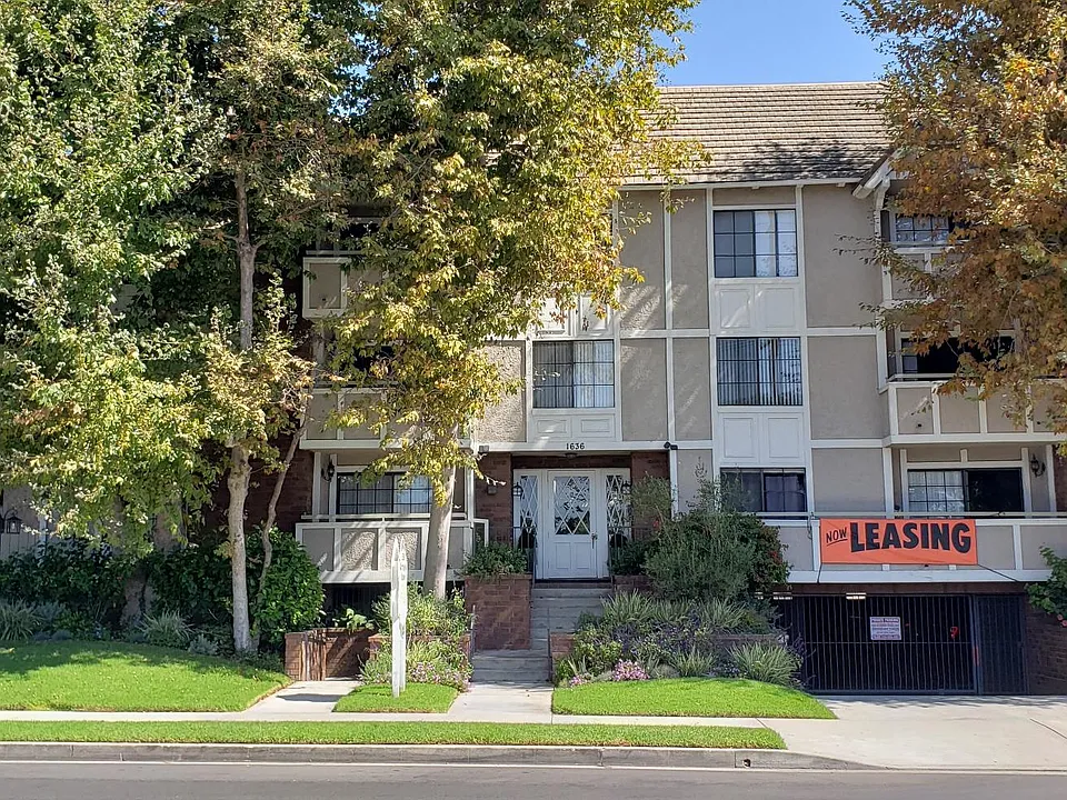 1636 S Barrington Ave