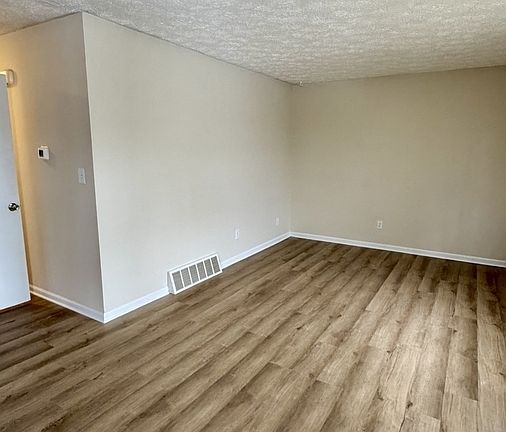 5th image of 3456 Lansdowne Dr #B