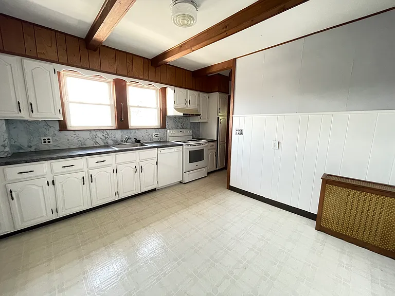 14 Allen St #2 — Photo 2