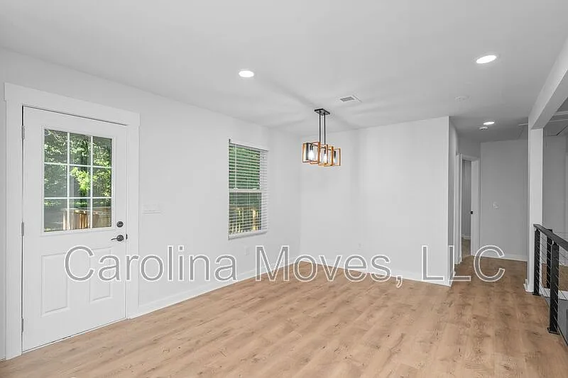 4 bed, 3.0 bath, 1600 sqft, $2,300 — Photo 2