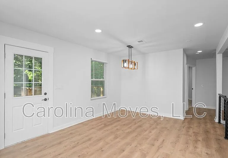 10 Valley View Ln — Photo 2