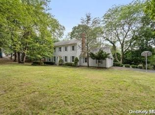 31 Pond View Dr, Wading River, NY 11792