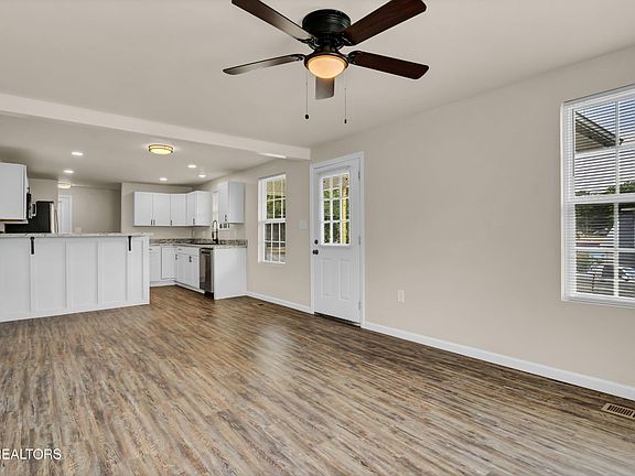 5th image of 409 Wallace Ave