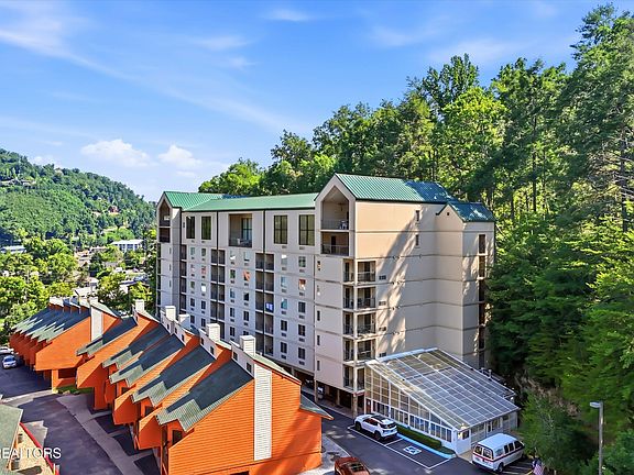 2nd image of 413 Baskins Creek Rd APT 303