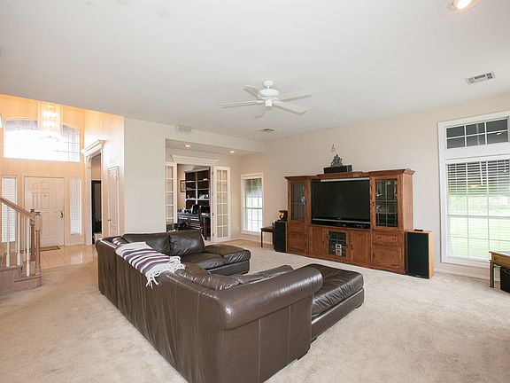 Den area w/natural light throughout