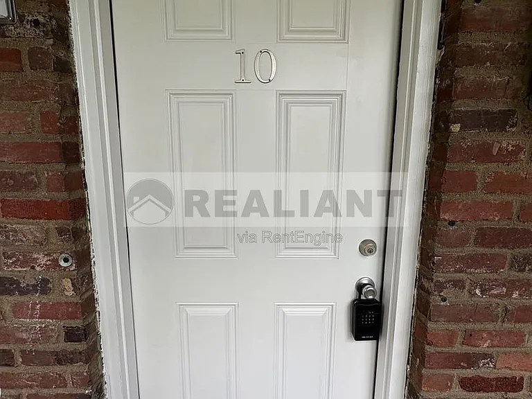 2021 Cambridge Dr #10 — Photo 2