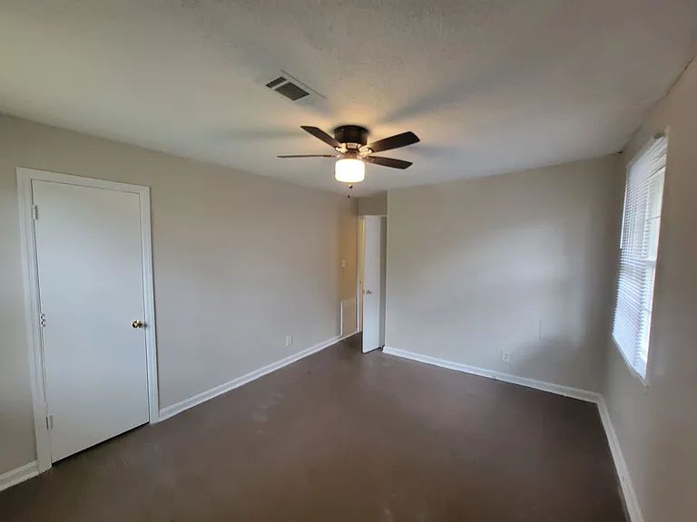2111 Dyer St — Photo 11