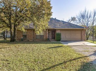 129 Woodland Dr, Burleson, TX 76028