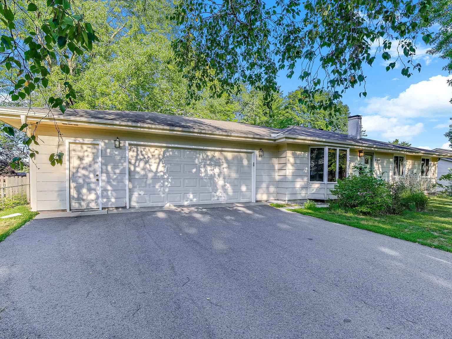 4 bed, 1.5 bath, 2400 sqft, $3,400 — Photo 2