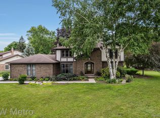 2823 Chancery Ct, Rochester Hills, MI 48306