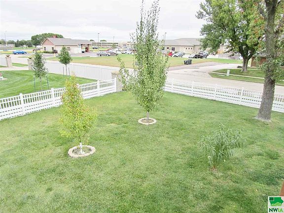 4th image of 201 Oakmont Dr