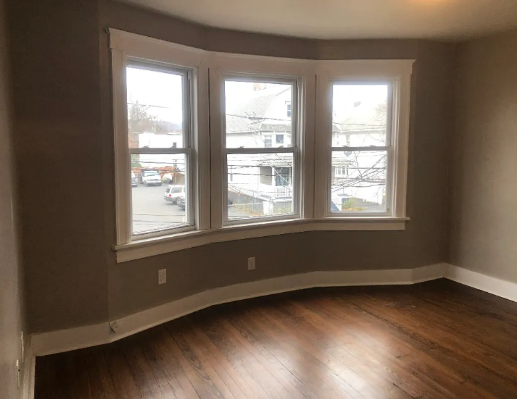 6 bed, 1.5 bath, 2400 sqft, $1,750 — Photo 3