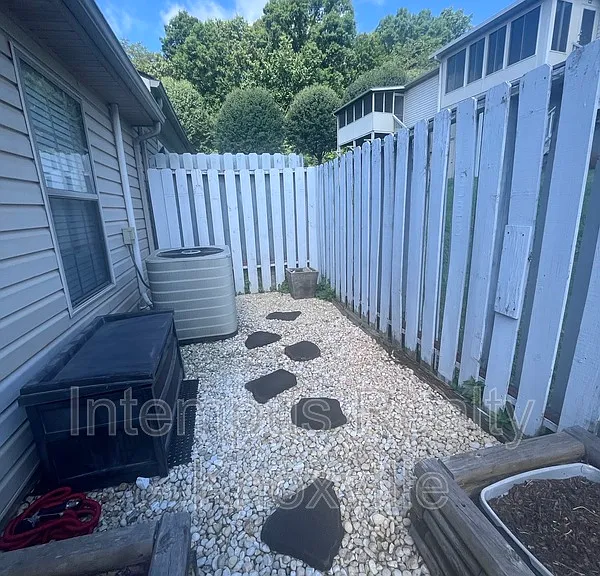 813 Villaview Way — Photo 24