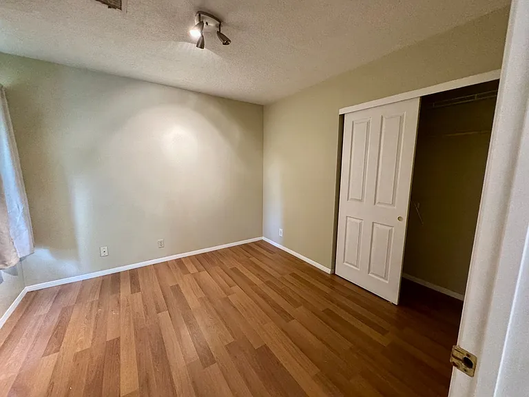 1928 Lee Loop NE — Photo 6