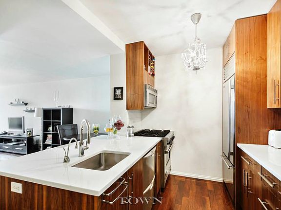 5th image of 88 Greenwich St APT 1301