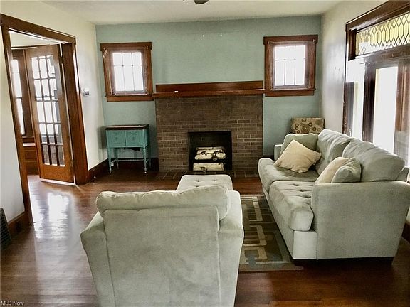 2nd image of 424 E College St